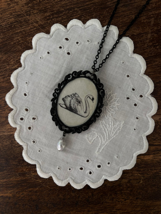 Swan baroque necklace