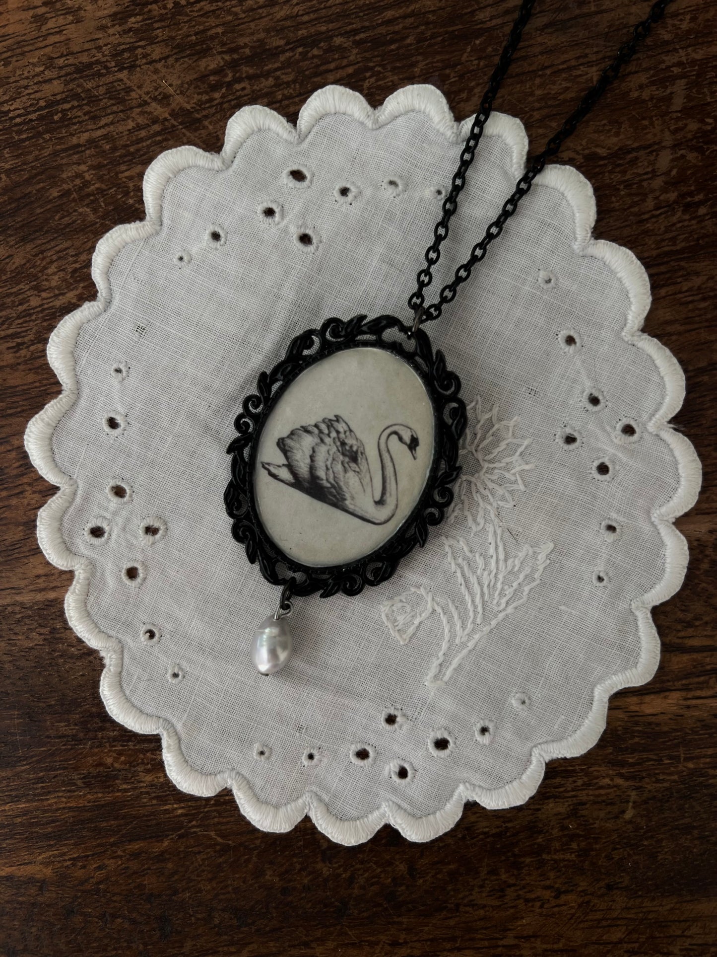 Swan baroque necklace