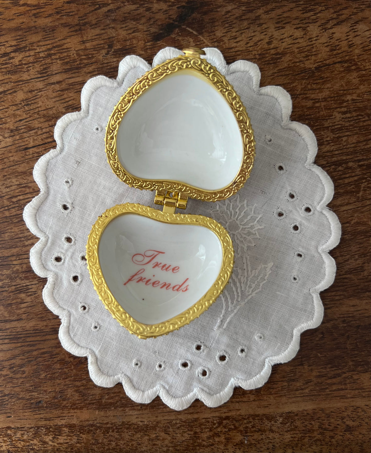 « True friends » locket heart