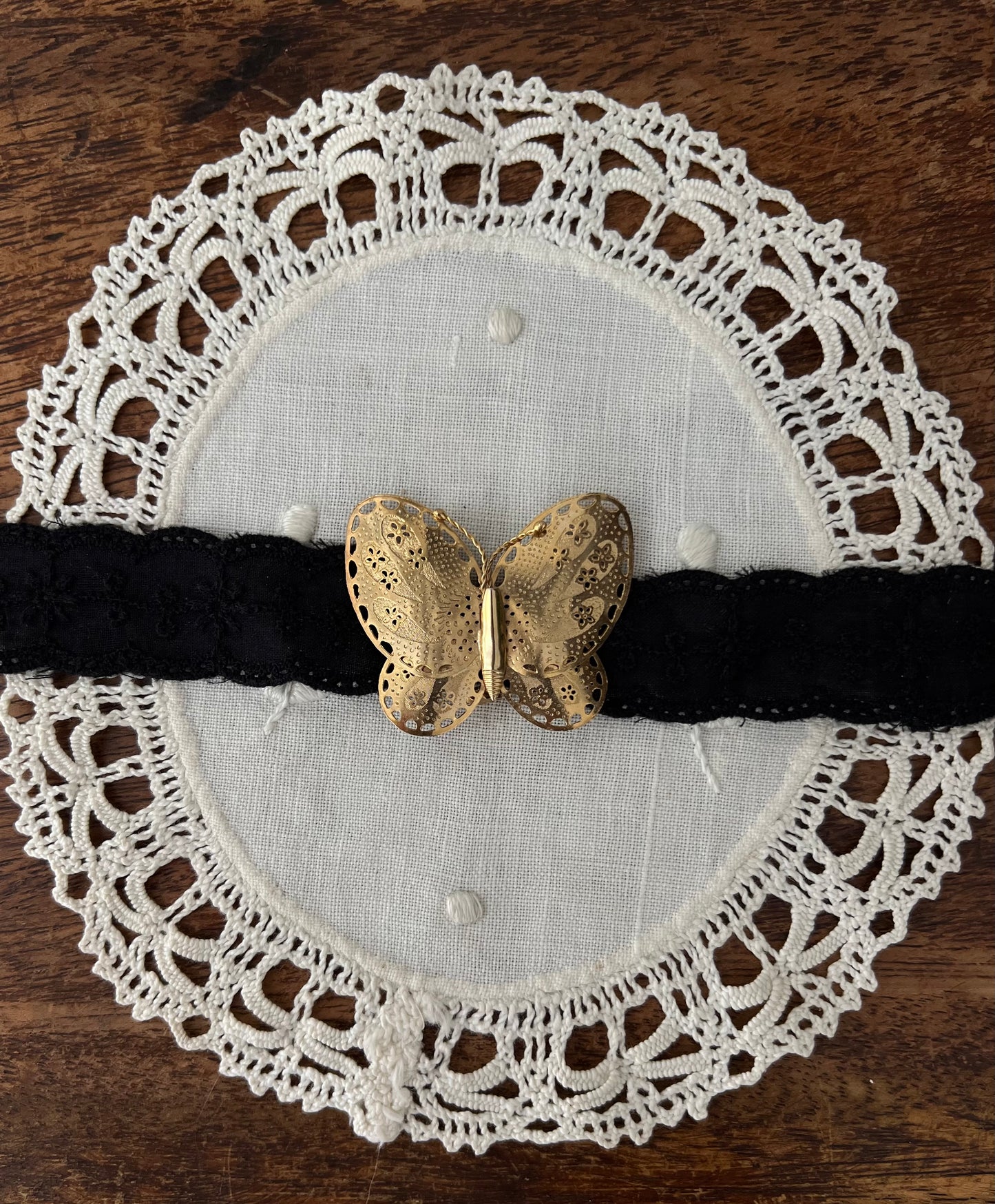 Noir Papillon choker