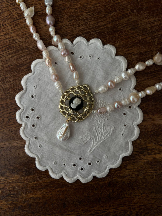 Cameo freshwater pearls choker