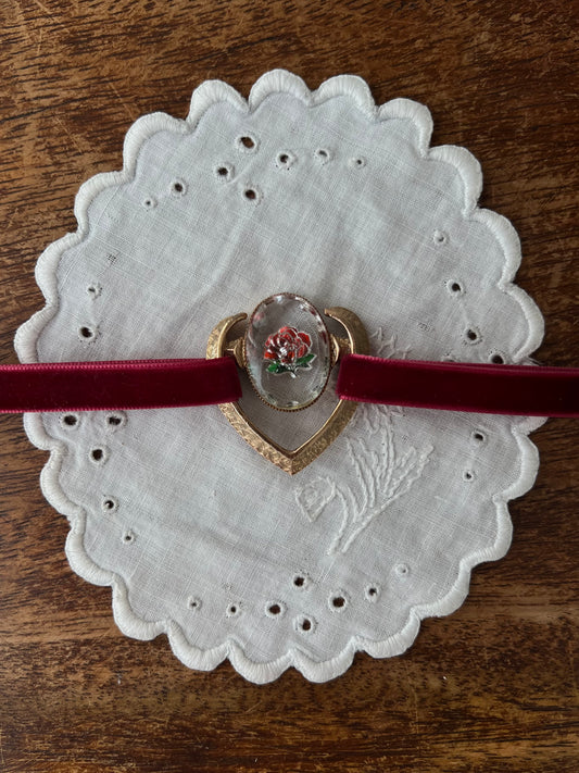 Red rose choker