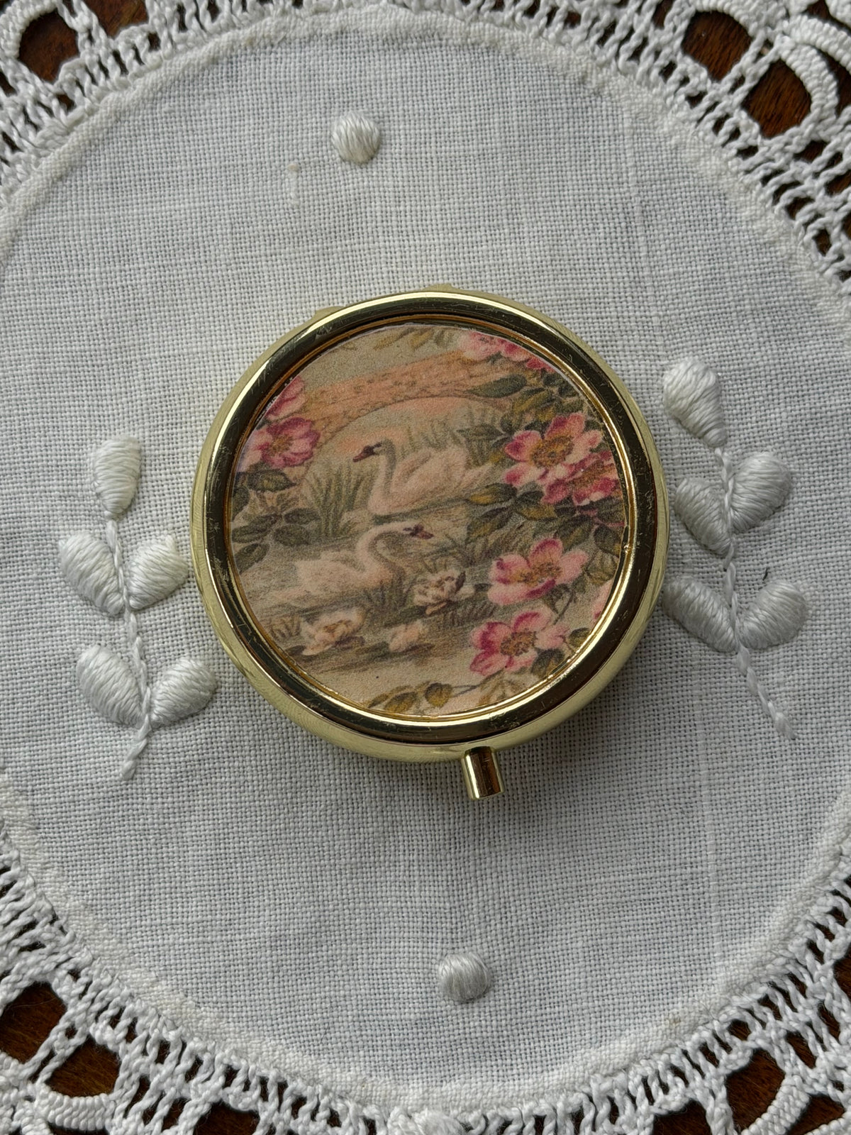 Romantic Swan pill box