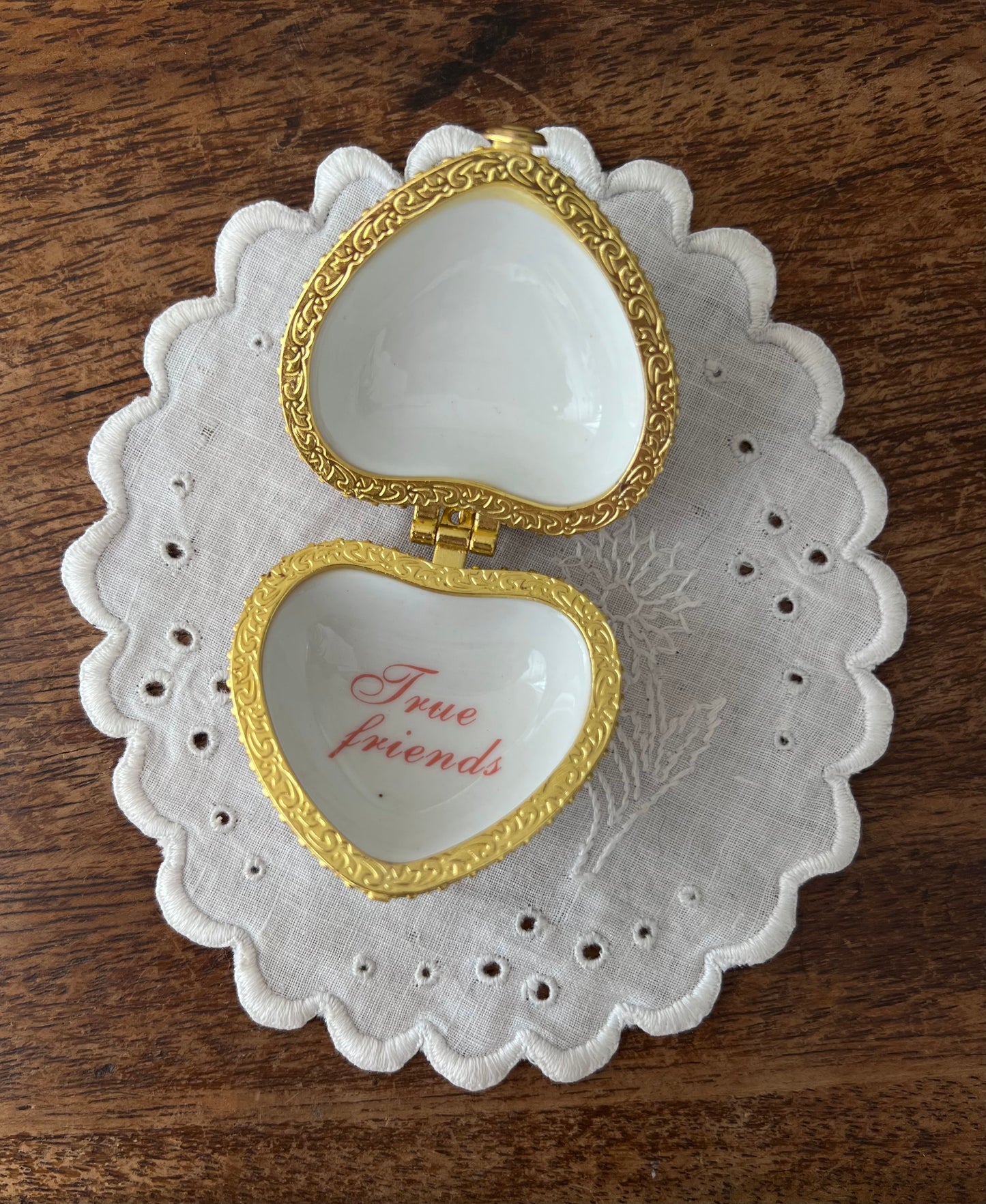 « True friends » locket heart