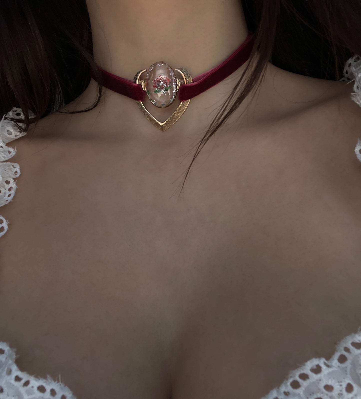 Red rose choker