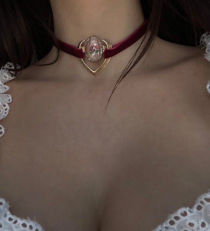 Red rose choker